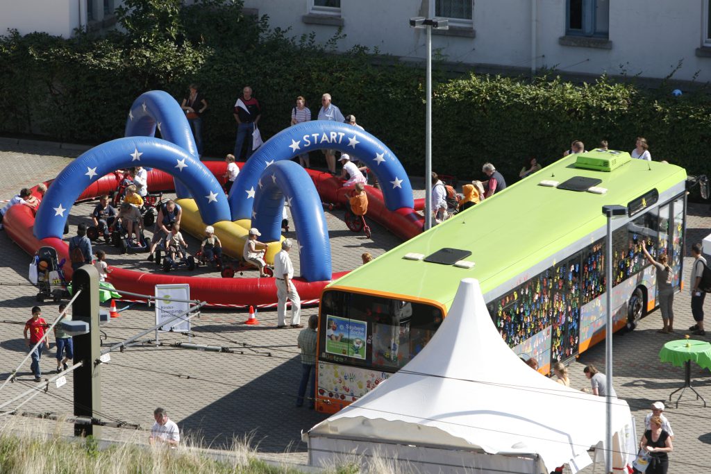 Die Üstra feiert in Hannover auf dem Glocksee Betriebshof ihren Tag der offenen Tür 2008 mit Kinderrennbahn und einem bemalten Linienbus.